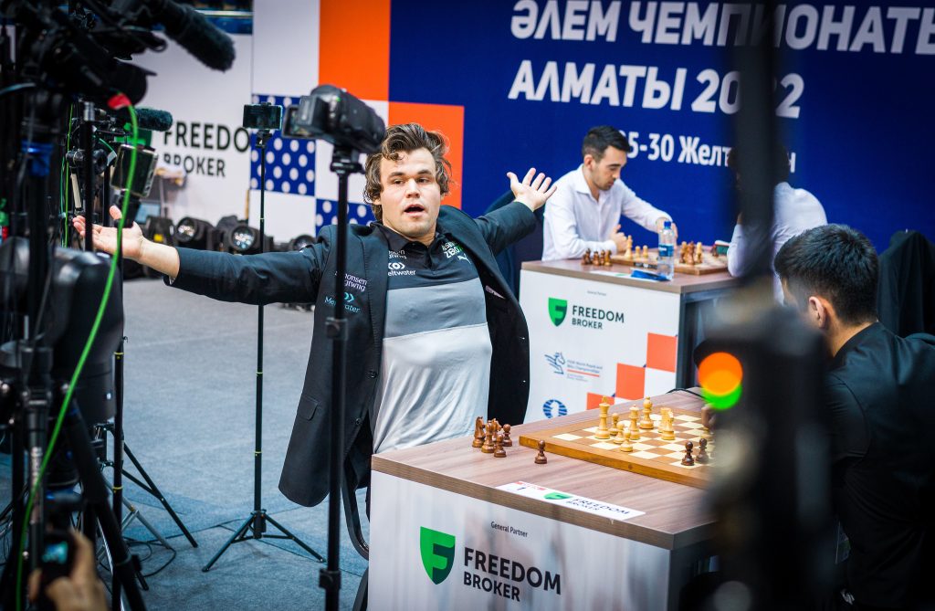 Carlsen venceu o Campeonato Mundial de Blitz e Assaubayeva defendeu o  título no feminino 