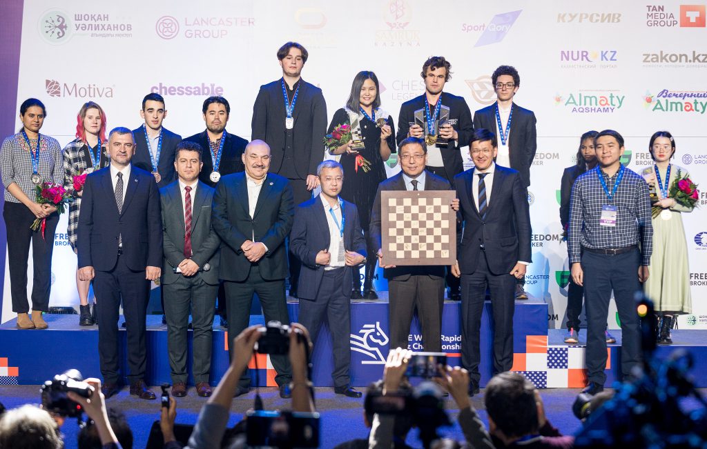 Magnus Carlsen e Bibisara Assaubayeva triunfam no Campeonato